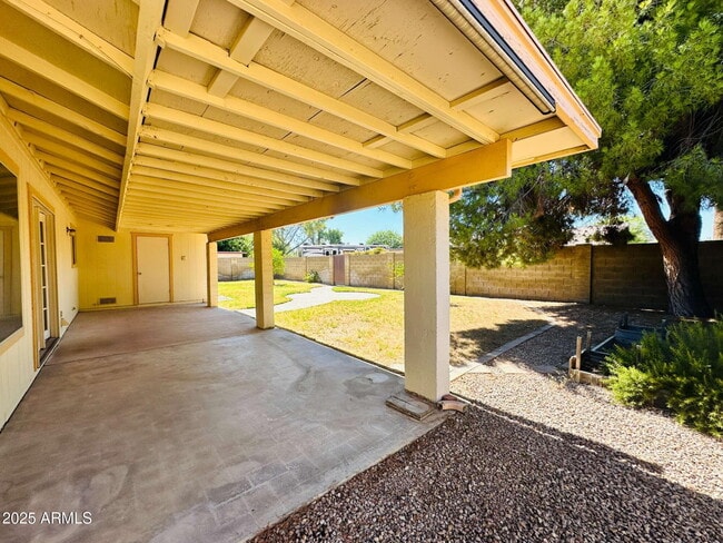 Building Photo - 3839 E Sunnyside Dr