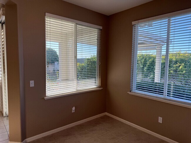 Building Photo - Summerset Living- with a Bonus Room