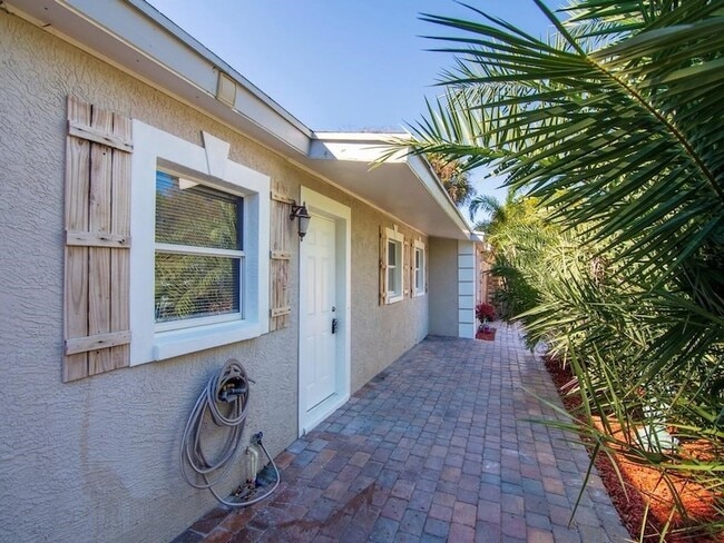 Building Photo - 703 5th Pl SW