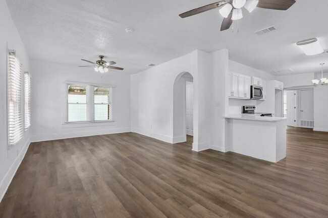 Building Photo - "Charming 3-Bedroom Sanctuary on Buckingha...
