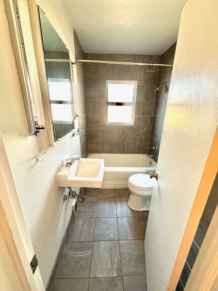 Building Photo - 522 S 10th Ave