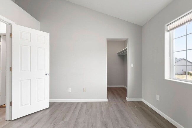 Building Photo - Fantastic 3-Bedroom, 1.5-Bath Duplex With landscaping Included!