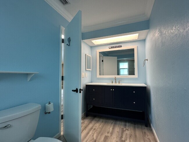 Building Photo - "Charming 3-Bedroom Home in Englewood!"