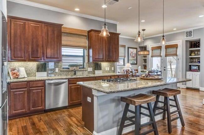 Building Photo - 5307 Lillian St