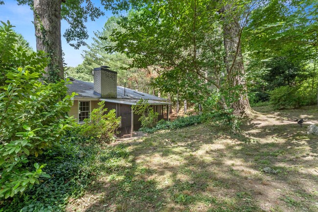 Building Photo - Updated Ranch - Excellent East Asheville L...