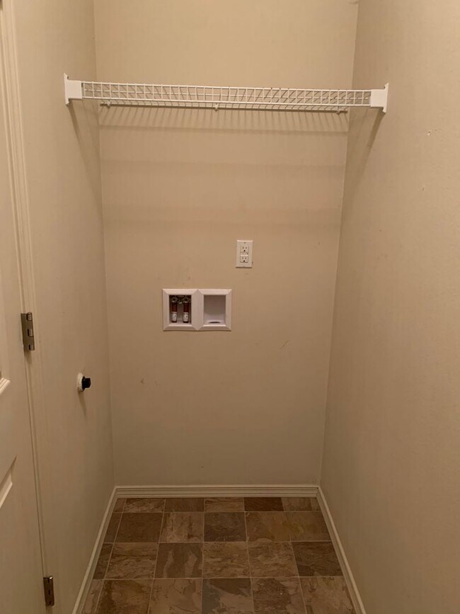 Building Photo - *** FIRST FULL MONTH'S RENT FREE***BEAUTIF...