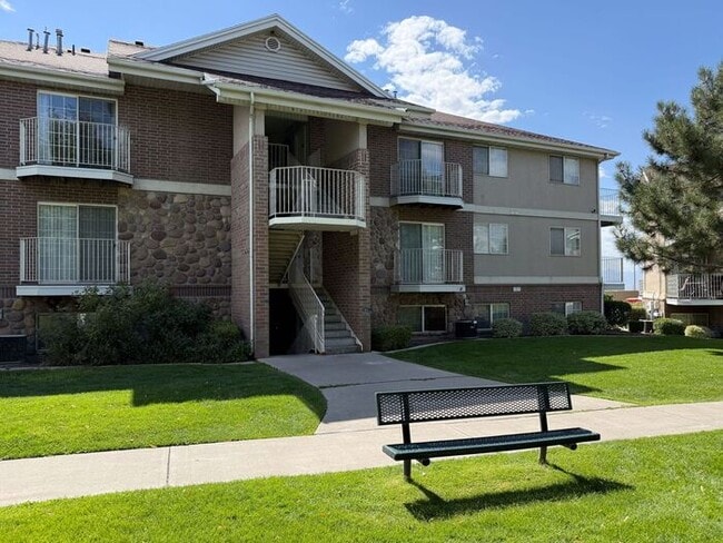 Building Photo - Darling Ground Floor Stonebrook Condo