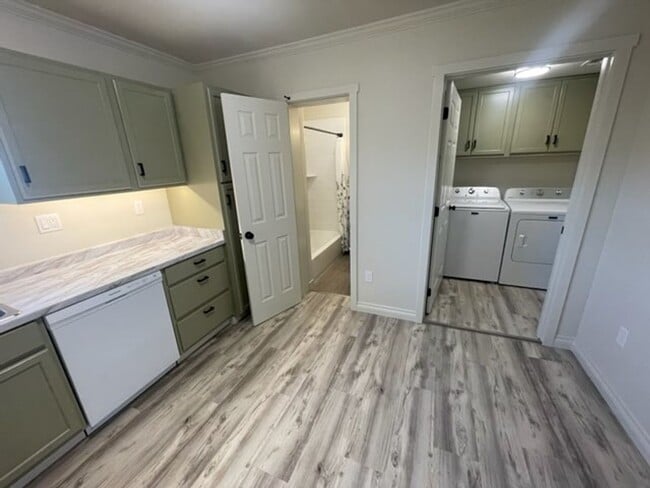 Building Photo - FULLY REMODELED 3 bedroom 1 bath Rental