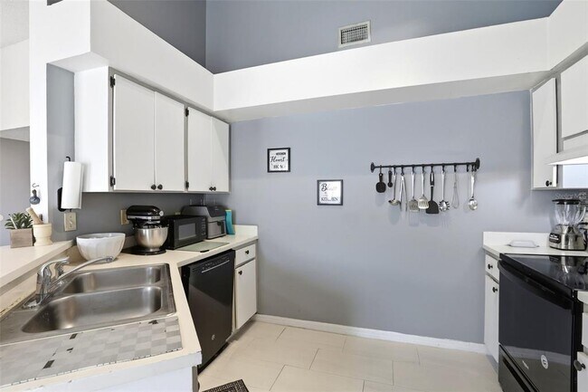 Building Photo - 4684 Pembrook Pl