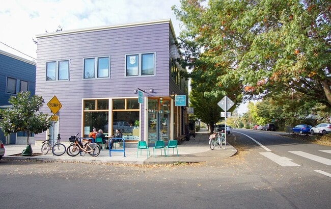 Building Photo - Light & Bright 2-Bedroom w/Dishwasher & Parking!