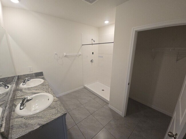 Building Photo - Gorgeous 3-Bedroom, 2-Bathroom Townhouse in Bradenton