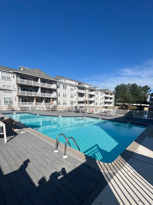 Building Photo - 1801 Waters Edge Dr