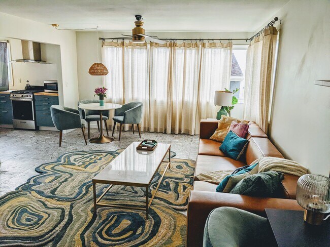 Living room - view from hall - 308 Seaview St