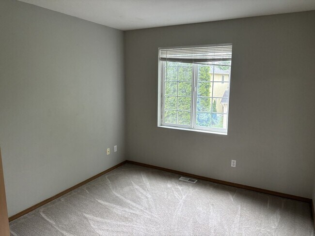 Building Photo - Stunning 3-Bedroom Home in Puyallup's Silver Pointe For Rent!