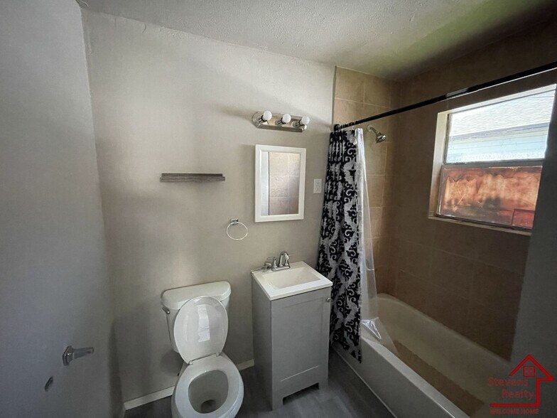 Building Photo - 1315 SW E Ave