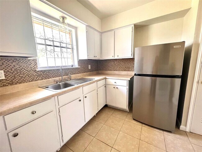 Building Photo - 3514 Sparrow St