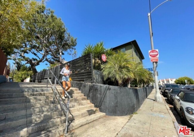 Building Photo - 119 Paloma Ave