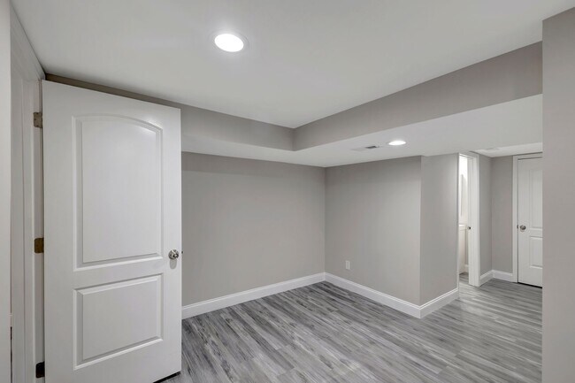 Building Photo - Beautiful Cape Cod 5 Bedroom