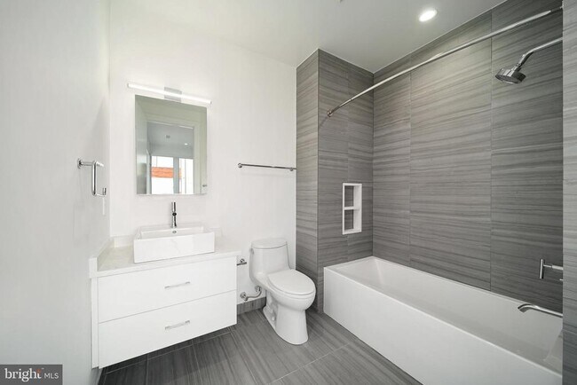 Building Photo - 142 S Front St