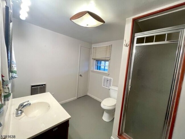 Building Photo - 136 Cedar Lake Rd W