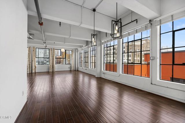 Building Photo - 746 S Los Angeles St