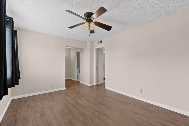Building Photo - NE Affordable 2/BD 1/BA 1/CG 2nd Story NE Condo
