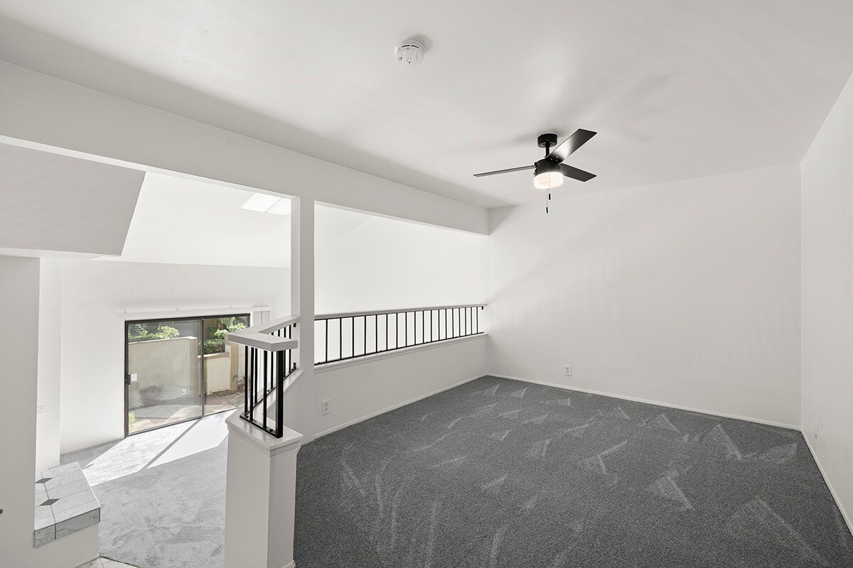 Building Photo - 3216 Caminito Eastbluff