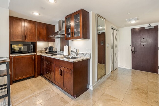 Building Photo - Spacious Waikiki Studio, One Block From Fo...