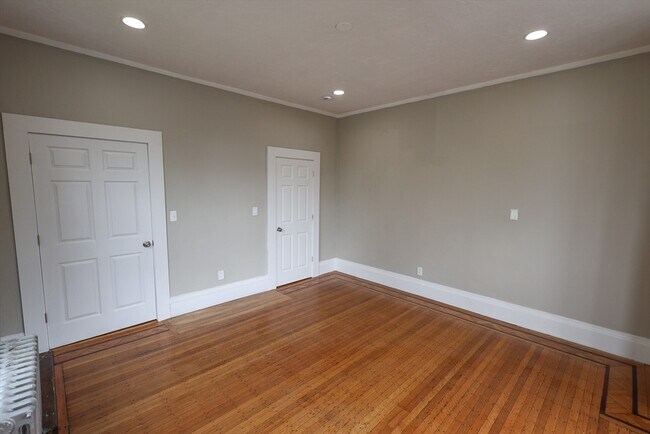 Building Photo - 497 Warren St