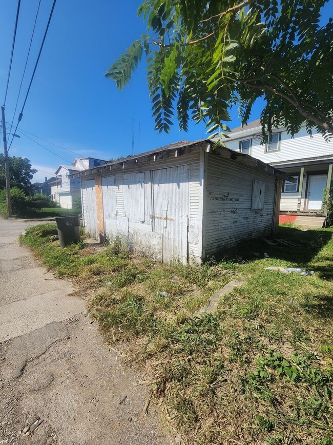 Building Photo - Beautiful Large Three Bedroom with 1.5 Bat...