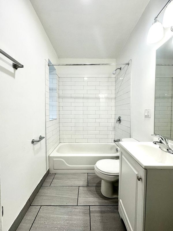 Building Photo - 4031 N Kenmore Ave