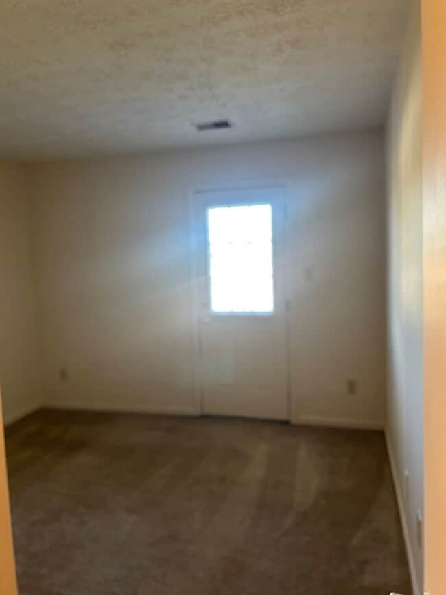 Building Photo - Winburn 2 Bedroom Apartment on 3rd Level  ...