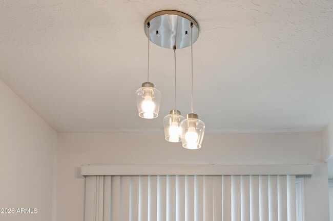 Building Photo - 2215 W Augusta Ave