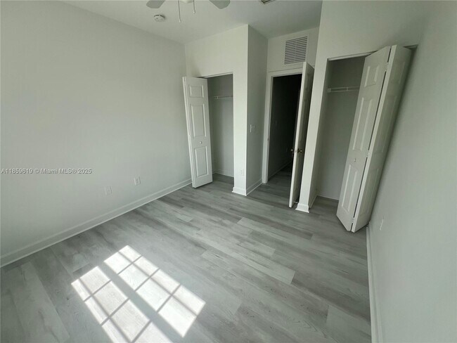 Building Photo - 1655 NE 33rd Rd