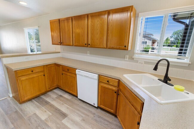 Building Photo - 2488 Sapphire St
