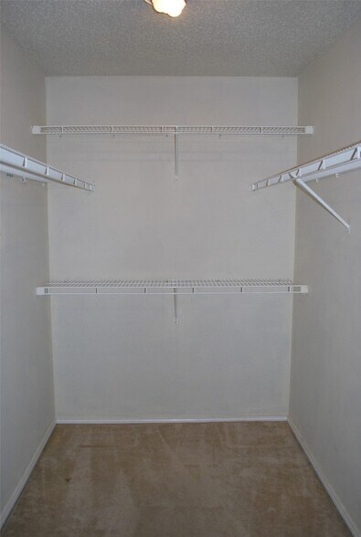 Building Photo - 2200 Lookout Ln