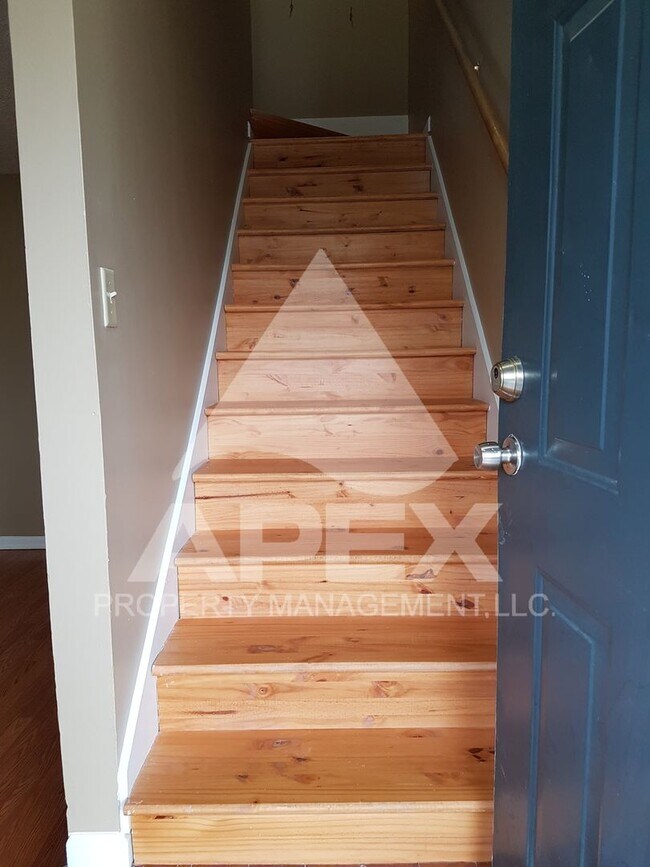 Building Photo - MOVE-IN SPECIAL, $1 RENT!! - Nice 2 Bd | 1.5 Ba Townhouse in West Knox Condo Community!