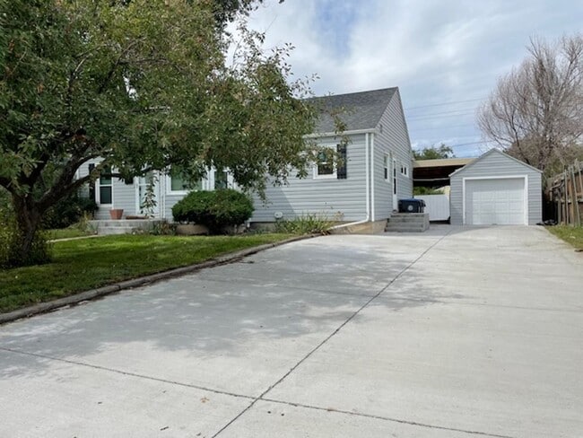 Building Photo - House For Lease