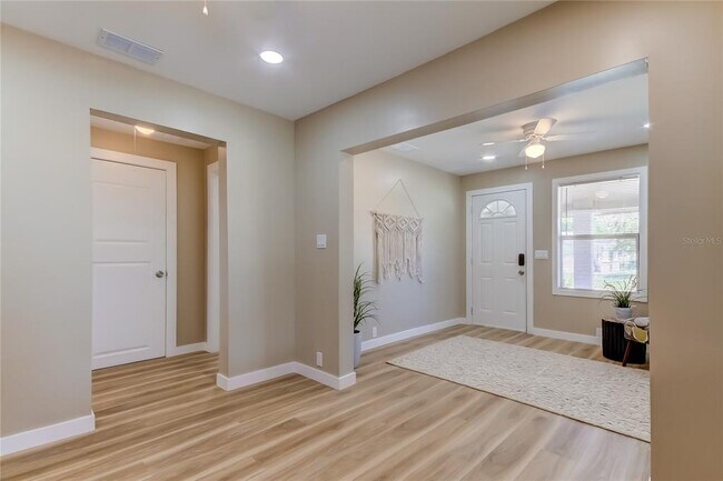 Building Photo - 1800 12th Ave S