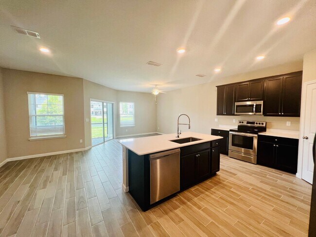 Building Photo - 2 Bedroom 2.5 bath Townhome in Beachwalk!