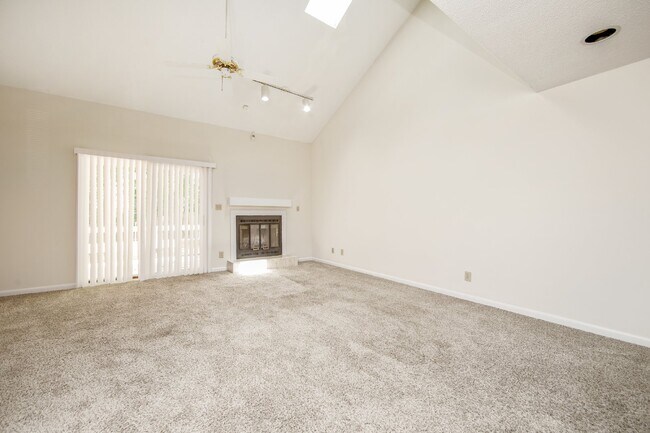 Building Photo - COMING SOON! Cozy 2bd/2ba Townhome Nest in Watersedge