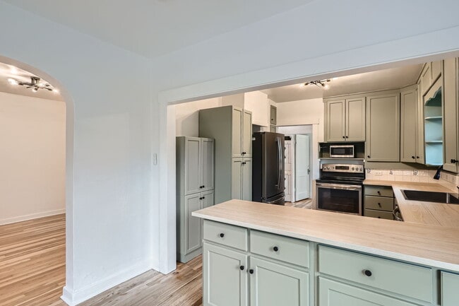 Building Photo - 960 Monroe St