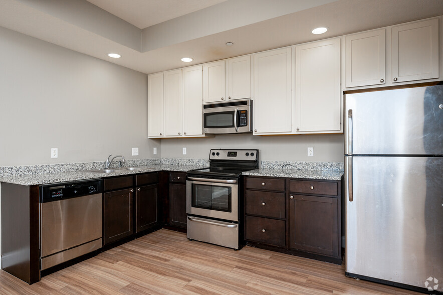 2BR, 2BA - 975SF - Kitchen - 7 Ten