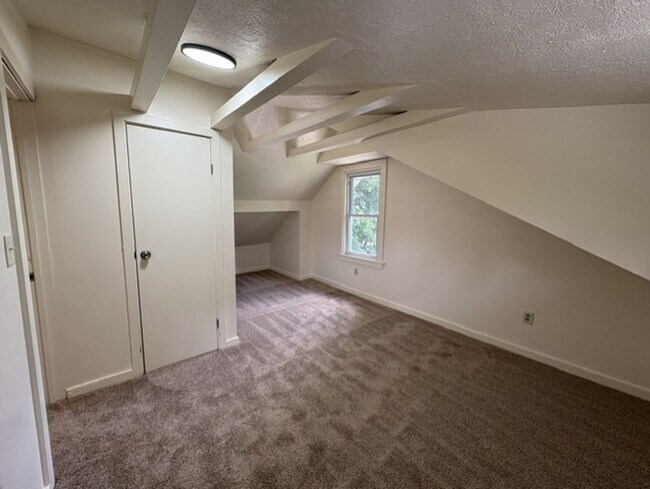 Building Photo - Freshly Updated 2 Bedroom Home with Bonus Room in North Hill