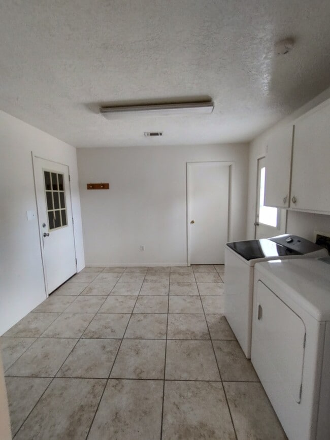 Building Photo - 7640 Laurie Ln