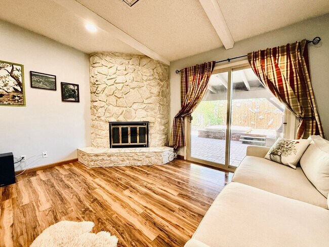 Building Photo - Available August 1st! Beautiful fully furnished single-story home located in the prestigious Span...