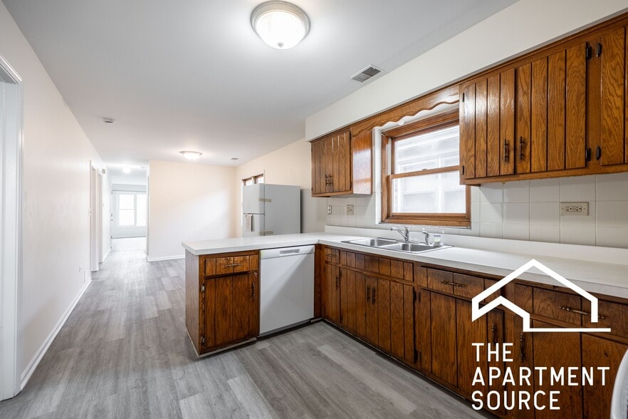 Building Photo - 6323 W Fullerton Ave