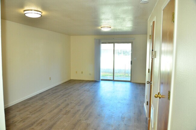 Building Photo - Renovated 2bed/1bath Flat with easy access...