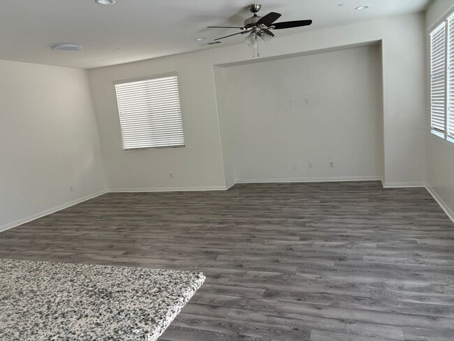 Building Photo - Beautiful 3-Bedroom, 2.5 bath in the  Glen...