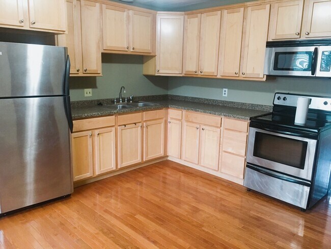 Building Photo - 115 Lakewood Gardens Ln